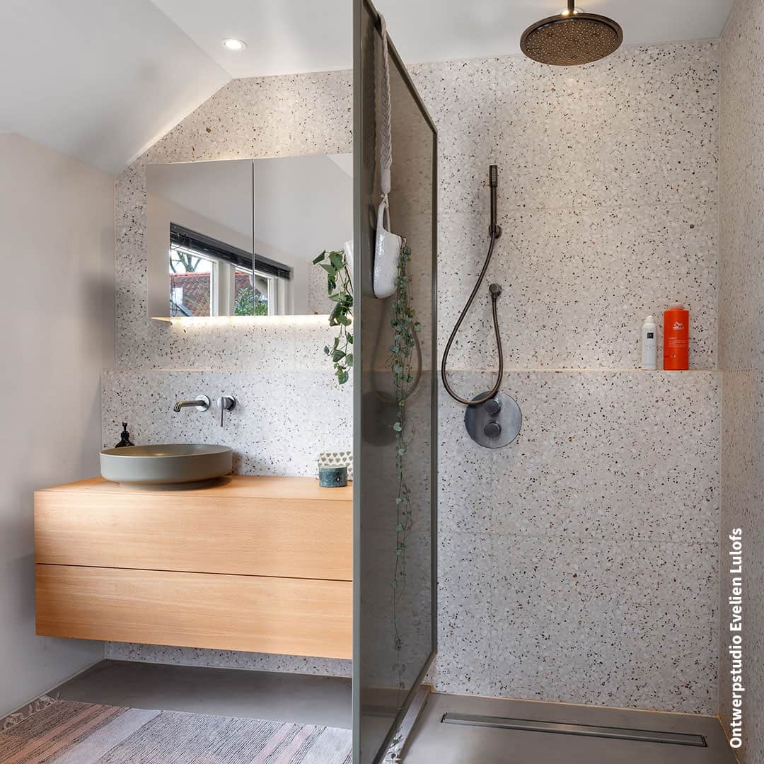 Handmade terrazzo tile with fine aggregates