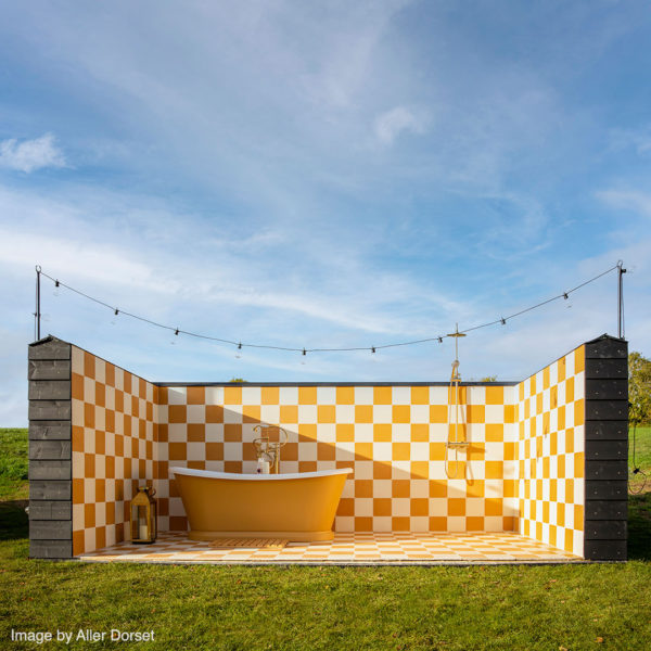 Aller Dorset Outdoor bathtub yellow tiles