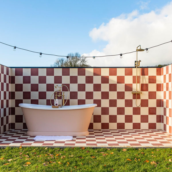 Burgundy and dirty white checkerboard tiles outdoor bath