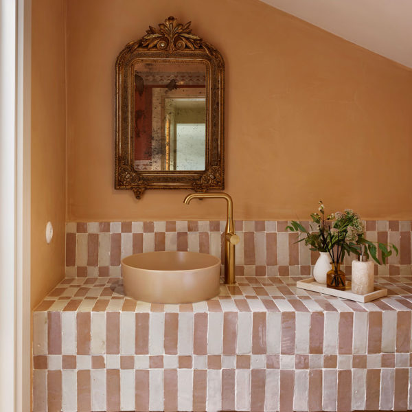 bejmat-terracotta-and-white bejmat tiles in erdem hamza bathroom orange